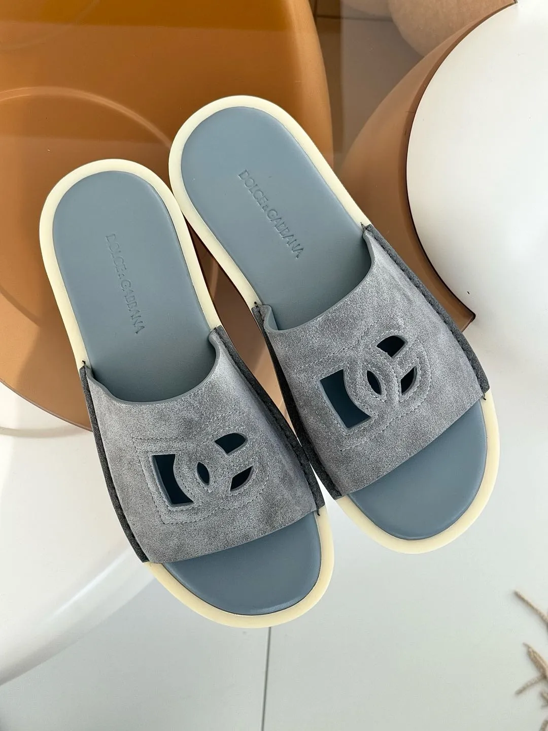[DG*Dolce & Gabbana] P: 400💰 Size: 38-46 yards D&G/Dolce & Gabbana men’s DG hollow suede slippers FARFETCH original craftsmanship high-end quality